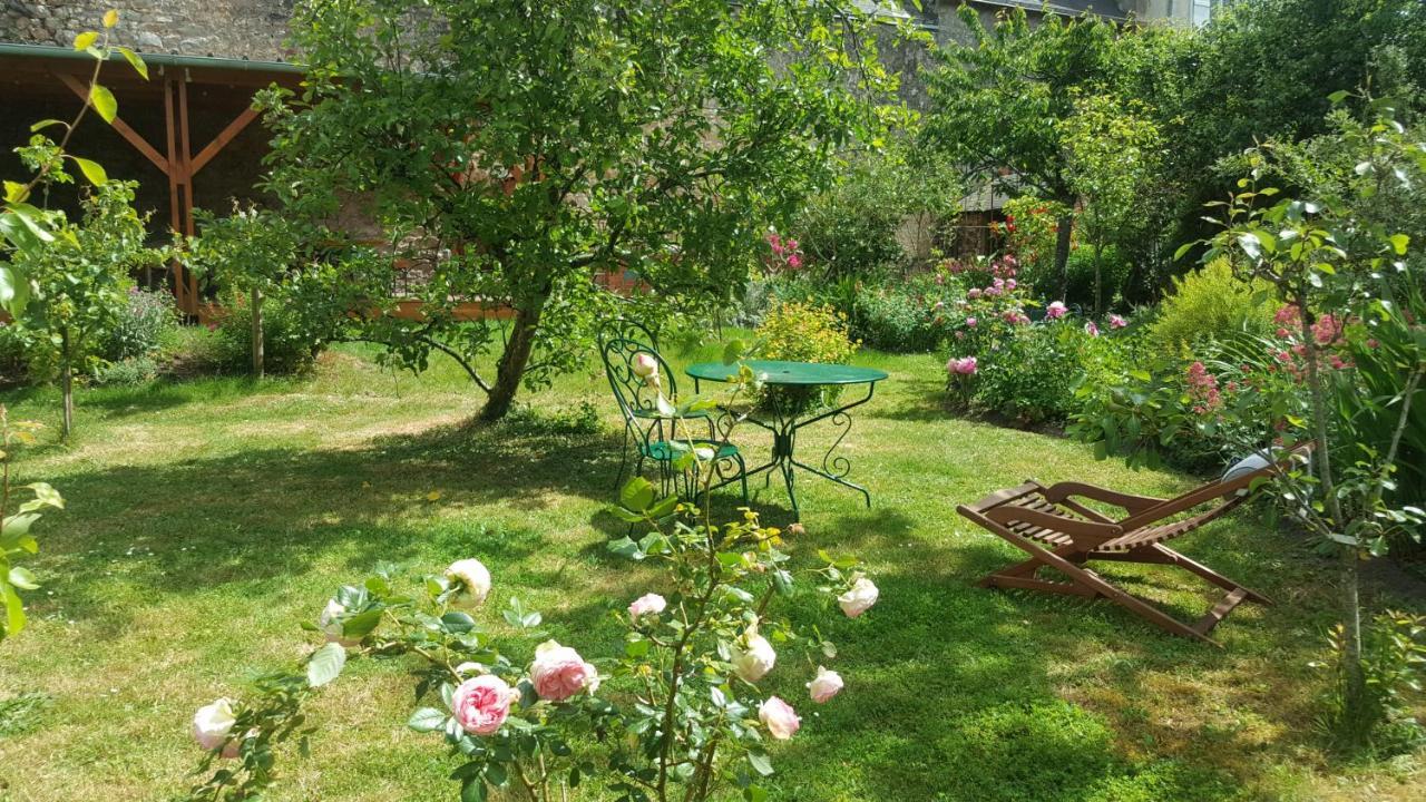 Les Hirondelles Hotel Sainte-Suzanne  ภายนอก รูปภาพ