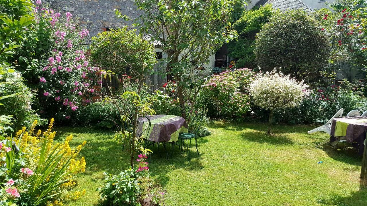 Les Hirondelles Hotel Sainte-Suzanne  ภายนอก รูปภาพ